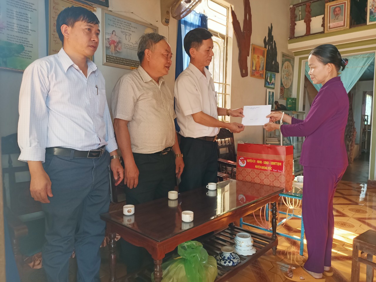 Đảng ủy – HĐND – UBND – UBMTTQVN thị trấn Phước An tổ chức đi thăm hỏi và tặng quà người có công trên địa bàn thị trấn nhân kỷ niệm 75 năm ngày Thương binh – Liệt sỹ (27/7/1947-27/7/2022)