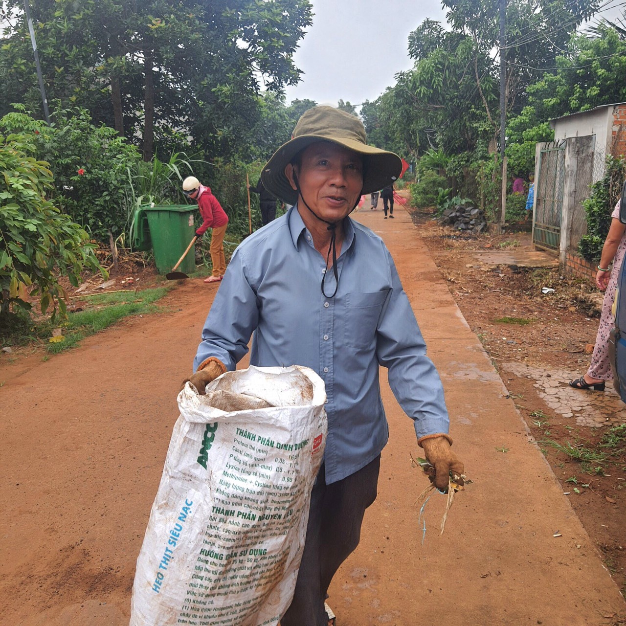 UBND thị trấn Phước An tổ chức ra quân dọn vệ sinh môi trường