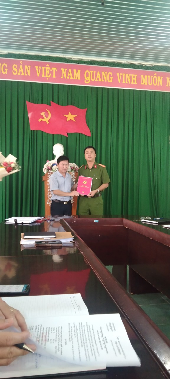 Ban Thường vụ Đảng ủy  thị trấn Phước An tổ chức trao Quyết định của Ban thường vụ Huyện ủy