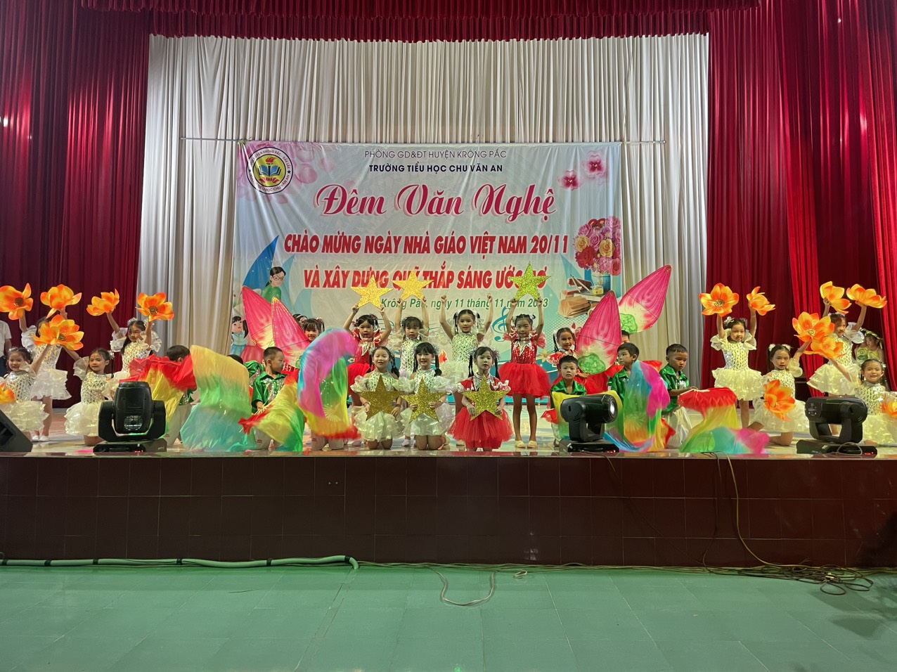 Trường TH Chu Văn An tổ chức  Đêm văn nghệ chào mừng ngày Nhà giáo Việt Nam 20/11 và xây dựng quỹ “Thắp sáng ước mơ"