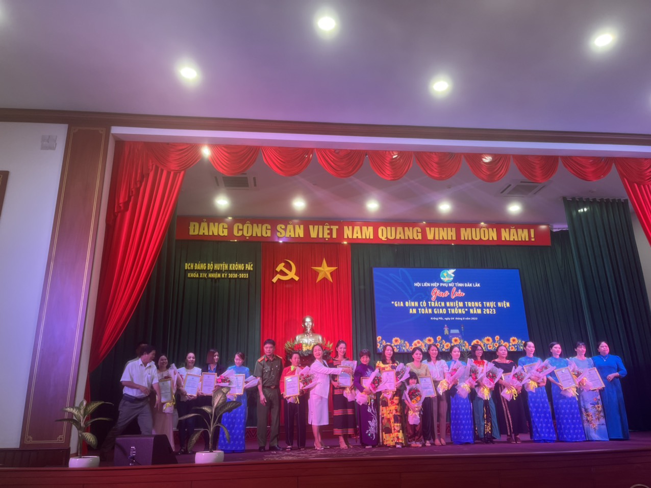 Hội LHPN tthị trấn Phước An đã tham gia chương trình giao lưu sáng kiến “Gia đình có trách nhiệm trong thực hiện an toàn giao thông” năm 2023 do  Hội Liên hiệp Phụ nữ tỉnh  tổ chức  tại huyện Krông Pắc