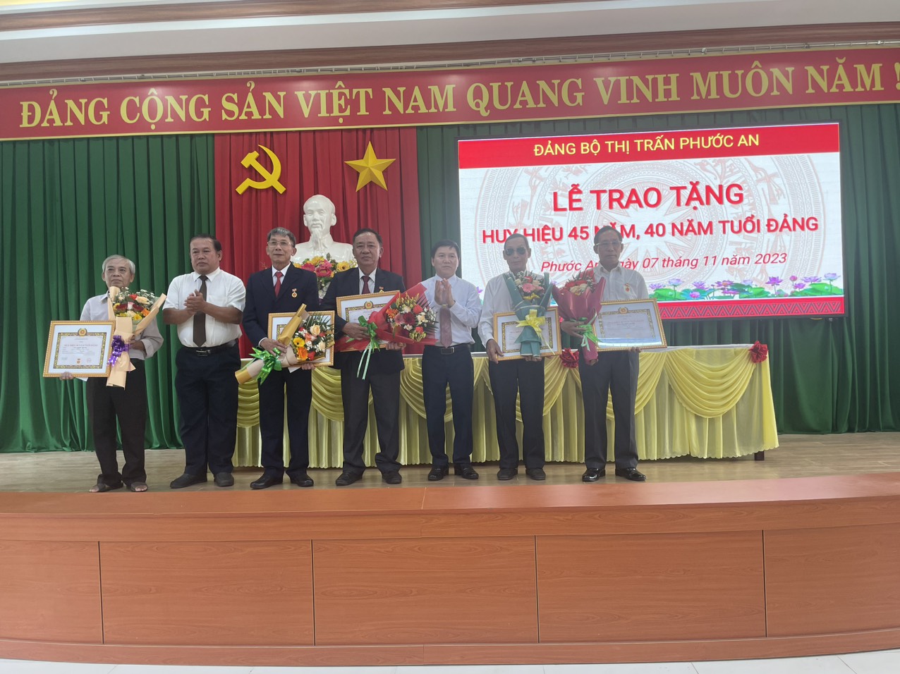 Đảng bộ Thị trấn Phước An tổ chức Lễ trao tặng Huy hiệu Đảng đợt 7/11/2023