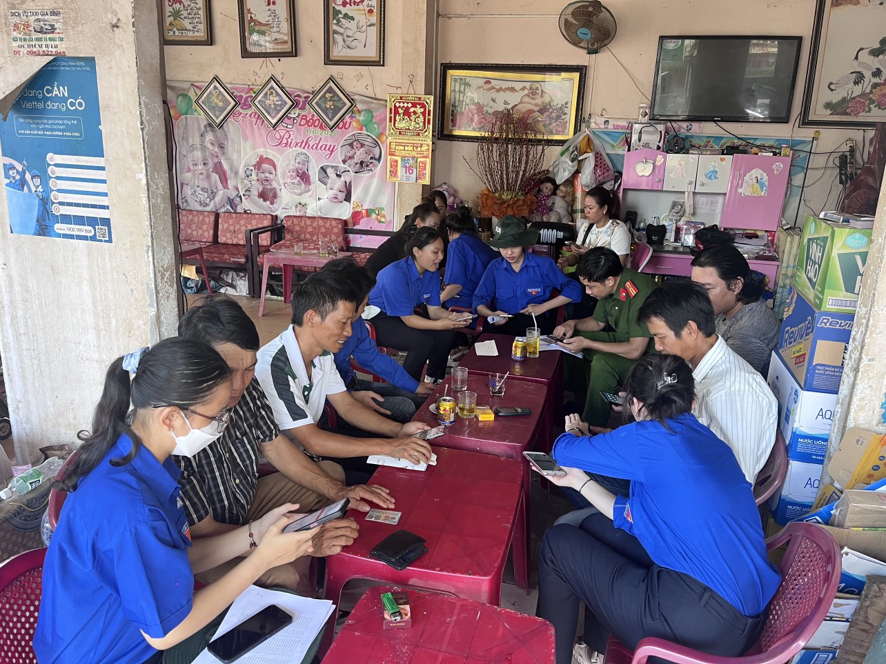 Công an thị trấn Phước An phối hợp với Đoàn thanh niên thị trấn thành lập các tổ lưu động xuống các TDP  trực tiếp hỗ trợ, giúp đỡ người dân cài đặt ứng dụng VNeID trên điện thoại thông minh.