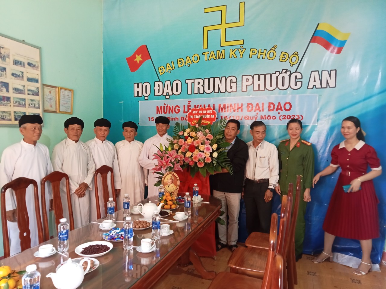 Đảng ủy -HĐND-UBND- UBMTTQ  thị trấn Phước An chúc mừng lễ Khai minh đại đạo