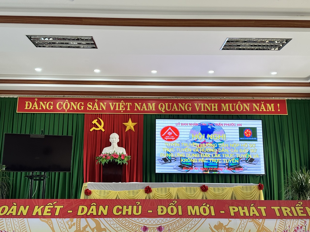 UBND thị trấn Phước An đã tổ chức Hội nghị tuyên truyền hướng dẫn nộp hồ sơ trực tuyến toàn trình và hồ sơ trực tuyến một phần, hướng dẫn cài đặt, sử dụng ứng dụng Đăk Lăk trực tuyến và Krông Pắc Trực tuyến.