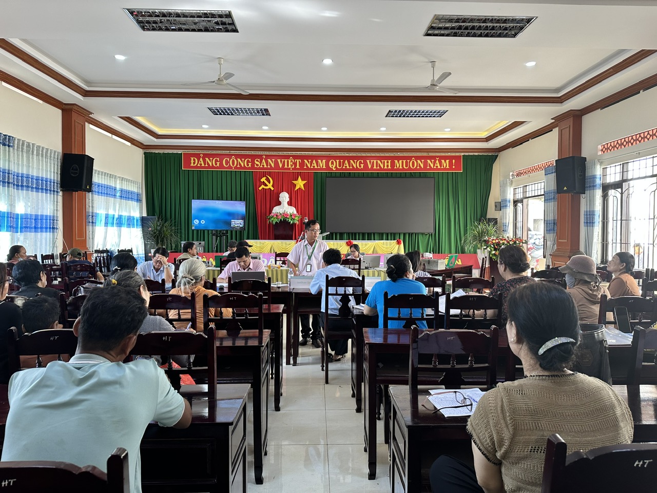 Hoạt động giao dịch tại Điểm giao dịch UBND thị trấn Phước An của Ngân hàng Chính sách xã hội Huyện Krông Pắc