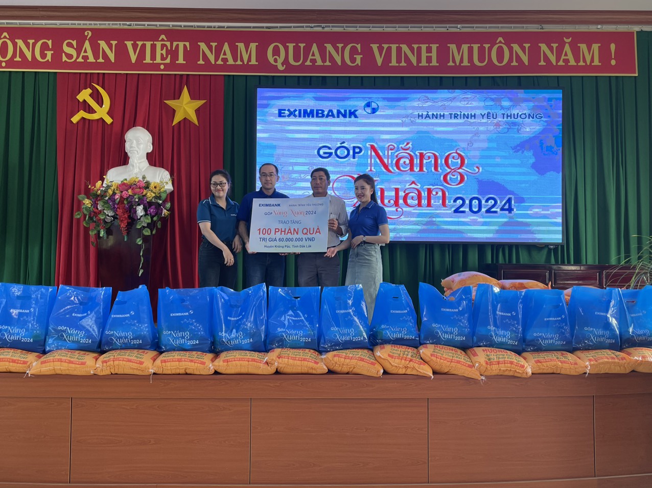 Ngân hàng Eximbank chi nhánh Krông Pắc đã phối hợp với Ban vận động Tết nhân ái thị trấn Phước An tổ chức chương trình "Hành trình yêu thương, góp nắng xuân 2024" 